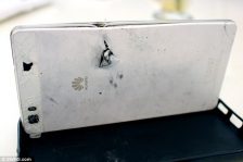 Huawei P8 Lite a oprit un glonț, salvând viața posesorului Huawei P8 Lite a oprit un glonț, salvând viața posesorului p8 huawei