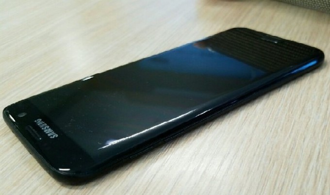 Samsung Galaxy S7 Edge va fi lansat și într-o versiune "Glossy Black" samsung edge  