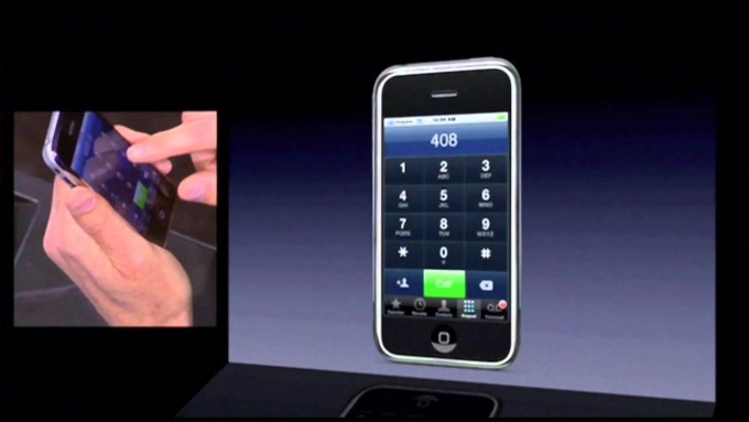 Steve Jobs anunța cu 10 ani în urmă primul iPhone, în cadrul unui eveniment Steve Jobs anunța cu 10 ani în urmă primul iPhone, în cadrul unui eveniment iphone