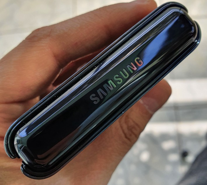 Review Samsung Galaxy Z Flip Review Samsung Galaxy Z Flip zflip samsung galaxy featured-review